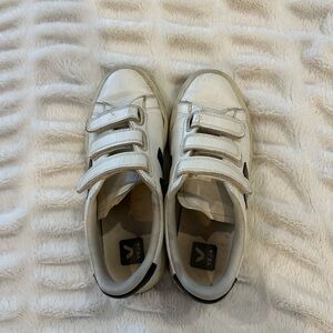 Veja White Sneakers Timeless Comfort